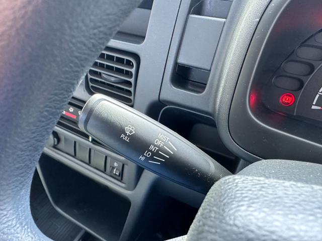 NT100クリッパートラック  管理ユ-ザ-様下取車/5速MT/下取1オ-ナ-/禁煙車/メンテナンスパック車両/シ-ト破れ無し/マニュアルエアコン/AMラジオ/パワステ付/3方開/荷台マット/鳥居付/(41枚目)