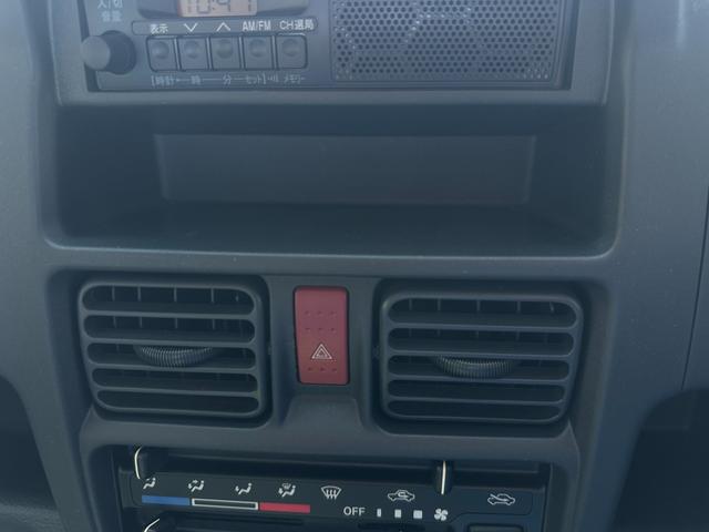 NT100クリッパートラック  管理ユ-ザ-様下取車/5速MT/下取1オ-ナ-/禁煙車/メンテナンスパック車両/シ-ト破れ無し/マニュアルエアコン/AMラジオ/パワステ付/3方開/荷台マット/鳥居付/(42枚目)