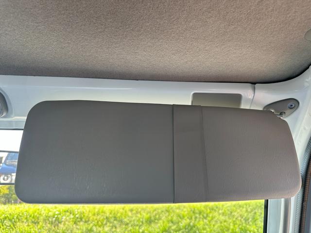 NT100クリッパートラック  管理ユ-ザ-様下取車/5速MT/下取1オ-ナ-/禁煙車/メンテナンスパック車両/シ-ト破れ無し/マニュアルエアコン/AMラジオ/パワステ付/3方開/荷台マット/鳥居付/(45枚目)