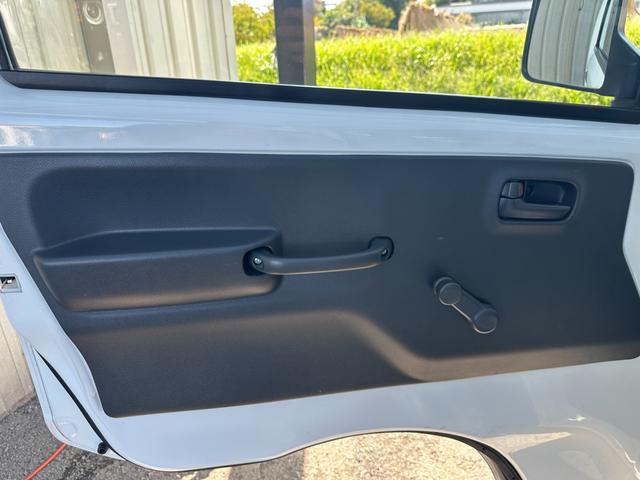 NT100クリッパートラック  管理ユ-ザ-様下取車/5速MT/下取1オ-ナ-/禁煙車/メンテナンスパック車両/シ-ト破れ無し/マニュアルエアコン/AMラジオ/パワステ付/3方開/荷台マット/鳥居付/(48枚目)