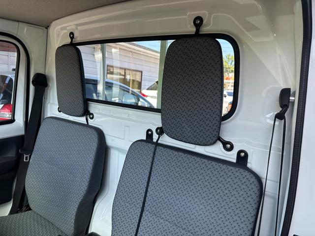 NT100クリッパートラック  管理ユ-ザ-様下取車/5速MT/下取1オ-ナ-/禁煙車/メンテナンスパック車両/シ-ト破れ無し/マニュアルエアコン/AMラジオ/パワステ付/3方開/荷台マット/鳥居付/(52枚目)