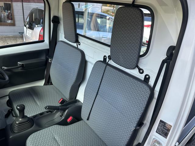 NT100クリッパートラック  管理ユ-ザ-様下取車/5速MT/下取1オ-ナ-/禁煙車/メンテナンスパック車両/シ-ト破れ無し/マニュアルエアコン/AMラジオ/パワステ付/3方開/荷台マット/鳥居付/(53枚目)