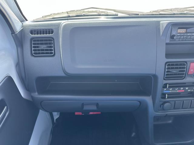 NT100クリッパートラック  管理ユ-ザ-様下取車/5速MT/下取1オ-ナ-/禁煙車/メンテナンスパック車両/シ-ト破れ無し/マニュアルエアコン/AMラジオ/パワステ付/3方開/荷台マット/鳥居付/(56枚目)