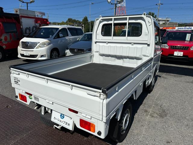 NT100クリッパートラック  管理ユ-ザ-様下取車/5速MT/下取1オ-ナ-/禁煙車/メンテナンスパック車両/シ-ト破れ無し/マニュアルエアコン/AMラジオ/パワステ付/3方開/荷台マット/鳥居付/(68枚目)