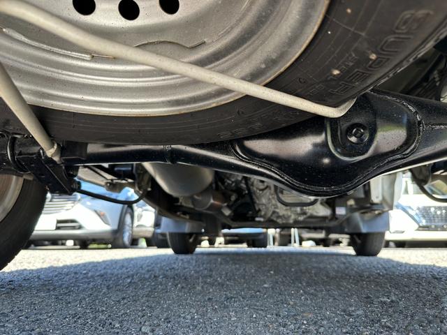 NT100クリッパートラック  管理ユ-ザ-様下取車/5速MT/下取1オ-ナ-/禁煙車/メンテナンスパック車両/シ-ト破れ無し/マニュアルエアコン/AMラジオ/パワステ付/3方開/荷台マット/鳥居付/(69枚目)