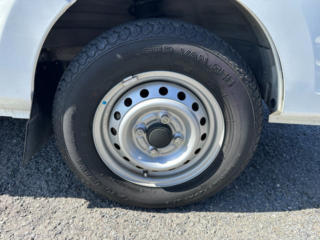 NT100クリッパートラック  管理ユ-ザ-様下取車/5速MT/下取1オ-ナ-/禁煙車/メンテナンスパック車両/シ-ト破れ無し/マニュアルエアコン/AMラジオ/パワステ付/3方開/荷台マット/鳥居付/(72枚目)