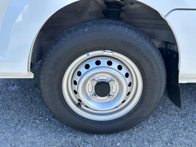 NT100クリッパートラック  管理ユ-ザ-様下取車/5速MT/下取1オ-ナ-/禁煙車/メンテナンスパック車両/シ-ト破れ無し/マニュアルエアコン/AMラジオ/パワステ付/3方開/荷台マット/鳥居付/(75枚目)