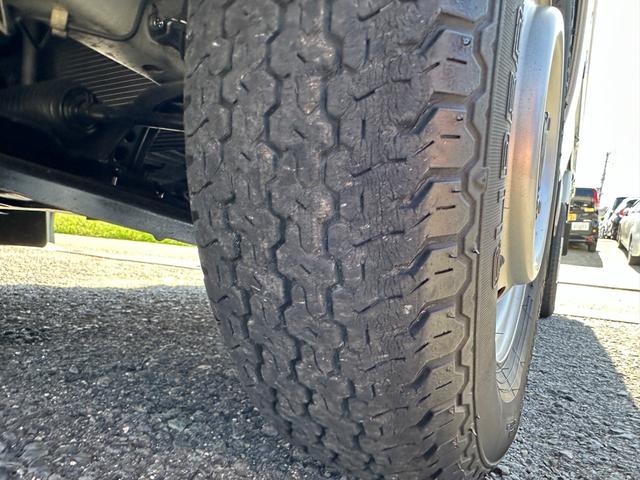 NT100クリッパートラック  管理ユ-ザ-様下取車/5速MT/下取1オ-ナ-/禁煙車/メンテナンスパック車両/シ-ト破れ無し/マニュアルエアコン/AMラジオ/パワステ付/3方開/荷台マット/鳥居付/(76枚目)