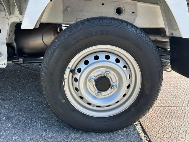 NT100クリッパートラック  管理ユ-ザ-様下取車/5速MT/下取1オ-ナ-/禁煙車/メンテナンスパック車両/シ-ト破れ無し/マニュアルエアコン/AMラジオ/パワステ付/3方開/荷台マット/鳥居付/(77枚目)