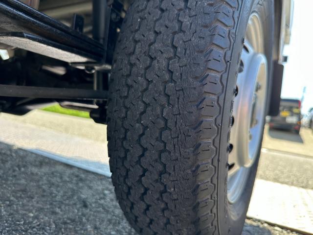 NT100クリッパートラック  管理ユ-ザ-様下取車/5速MT/下取1オ-ナ-/禁煙車/メンテナンスパック車両/シ-ト破れ無し/マニュアルエアコン/AMラジオ/パワステ付/3方開/荷台マット/鳥居付/(78枚目)