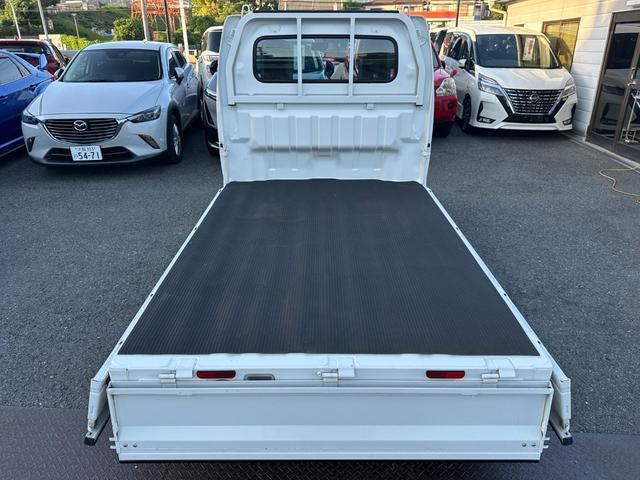 NT100クリッパートラック  管理ユ-ザ-様下取車/5速MT/下取1オ-ナ-/禁煙車/メンテナンスパック車両/シ-ト破れ無し/マニュアルエアコン/AMラジオ/パワステ付/3方開/荷台マット/鳥居付/(80枚目)