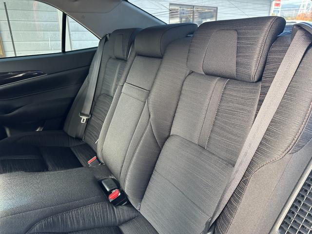 【雨の日でもゆっくりご覧頂けます】　雨の日に傘をさしてクルマを見る・・なんか気が引けますよね、でもカーショップ茨木なら安心。事前に電話予約を頂ければ屋根下に移動します。雨を気にせずじっくりご覧下さい。