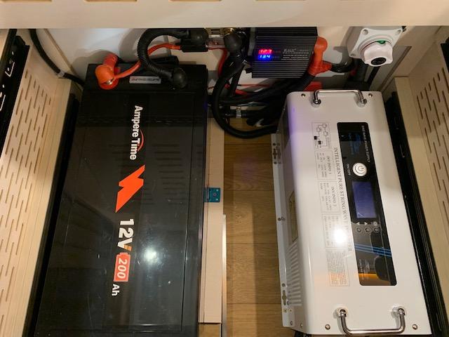 エクストラ キャンピング JPSTAR-H1プラス 4WD ソファーベッド テーブル バンクベッド 専用レザーシート 3000Wインバーター 100V外部電源 電動サイドオーニング 150Wソーラーパネル(14枚目)