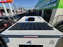 ルーフはつなぎ目の無い一体型ルーフとなり雨漏りの心配等がなくなりました　信頼性のあるレノジー製１５０Ｗソーラーパネルが装備