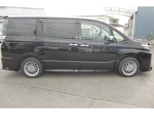 ヴォクシー ハイブリッドＺＳ　煌ＩＩＩ　アルパイン１１インチナビ・後席モニター　トヨタセーフティセンス　両側パワースライドドア　ハーフレザーシート　Ｆ席シートヒーター　クルコン　Ｒオートエアコン　スマートキー２個　スペアタイヤ（14枚目）