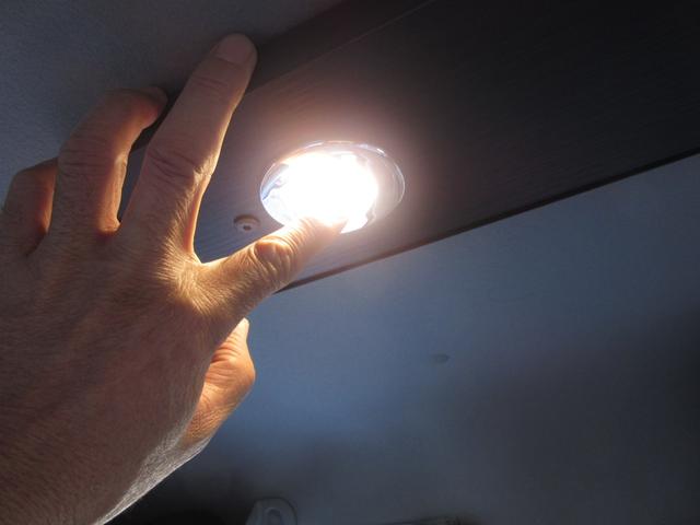 エブリイ ジョインターボ キャンピングカー ミニチュアクルーズ サブバッテリー 化粧ミラー ブリーツ遮光カーテン キャンピング取説付き ベットシンクシャワー間接照明 LED3段式 デジタルモニター 外排水タンク 2口コンセント(38枚目)