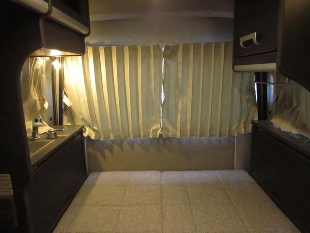 エブリイ ジョインターボ キャンピングカー ミニチュアクルーズ サブバッテリー 化粧ミラー ブリーツ遮光カーテン キャンピング取説付き ベットシンクシャワー間接照明 LED3段式 デジタルモニター 外排水タンク 2口コンセント(45枚目)