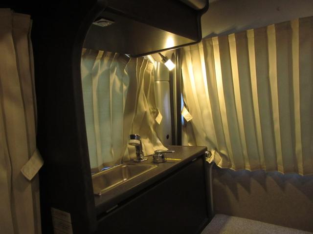 エブリイ ジョインターボ キャンピングカー ミニチュアクルーズ サブバッテリー 化粧ミラー ブリーツ遮光カーテン キャンピング取説付き ベットシンクシャワー間接照明 LED3段式 デジタルモニター 外排水タンク 2口コンセント(46枚目)