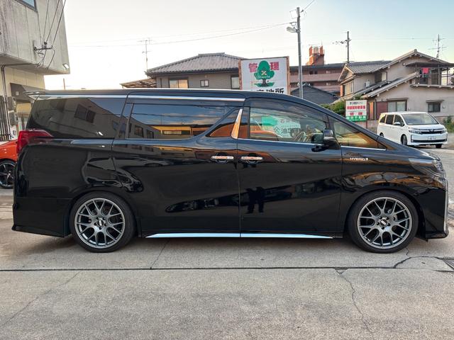 アルファードハイブリッド エグゼクティブラウンジＳ　４ＷＤ　ワンオーナー　ＢＢＳ２０インチアルミホイール　ビルシュタイン車高調　禁煙車　サンルーフ　白本革シート　純正ナビ　フルセグ　全周囲カメラ　後席モニタ　ＥＴＣ　両側電動スライドドア（4枚目）