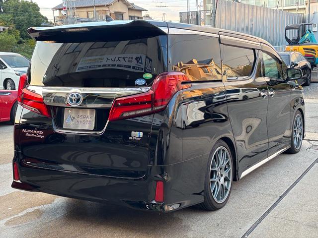 アルファードハイブリッド エグゼクティブラウンジＳ　４ＷＤ　ワンオーナー　ＢＢＳ２０インチアルミホイール　ビルシュタイン車高調　禁煙車　サンルーフ　白本革シート　純正ナビ　フルセグ　全周囲カメラ　後席モニタ　ＥＴＣ　両側電動スライドドア（8枚目）