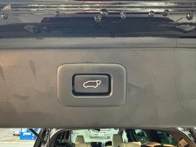 アルファードハイブリッド エグゼクティブラウンジＳ　４ＷＤ　ワンオーナー　ＢＢＳ２０インチアルミホイール　ビルシュタイン車高調　禁煙車　サンルーフ　白本革シート　純正ナビ　フルセグ　全周囲カメラ　後席モニタ　ＥＴＣ　両側電動スライドドア（32枚目）