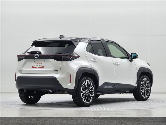 ヤリスクロス ハイブリッドＺ　ワンオーナー　純正ディスプレイオーディオ　バックカメラ　衝突被害軽減システム　ＡＣＣ　ＡＨＢ　ＢＳＭ　ＥＴＣ　ＬＥＤヘッドランプ　ステアリング＆シートヒーター　パワーシート　ヘッドライトレベライザー（3枚目）