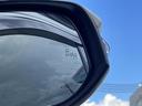 隣車線を走る車両をレーダーで検知し、ドアミラーでは確認しにくい後側方エリアに存在する車両に加え、急接近してくる車両も検知します。車両を検知するとドアミラーに搭載されたLEDインジケーターが点灯します。