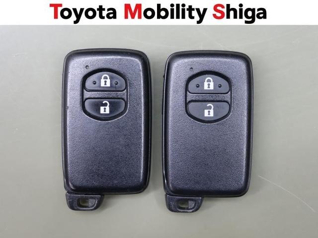 スマートキー２本付き！キーをポケットやカバンに入れておくだけでドアの施錠・開錠やエンジンスタートの操作が簡単です！