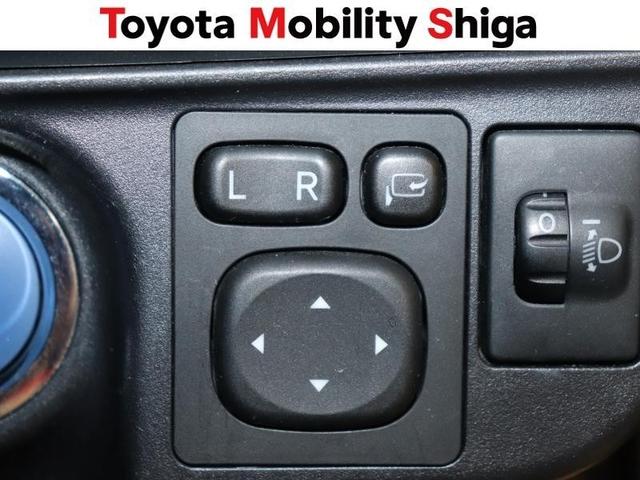 便利な電動格納ドアミラーも装備しております。駐車時にボタン一つで折り畳む事が出来るので便利ですよ。