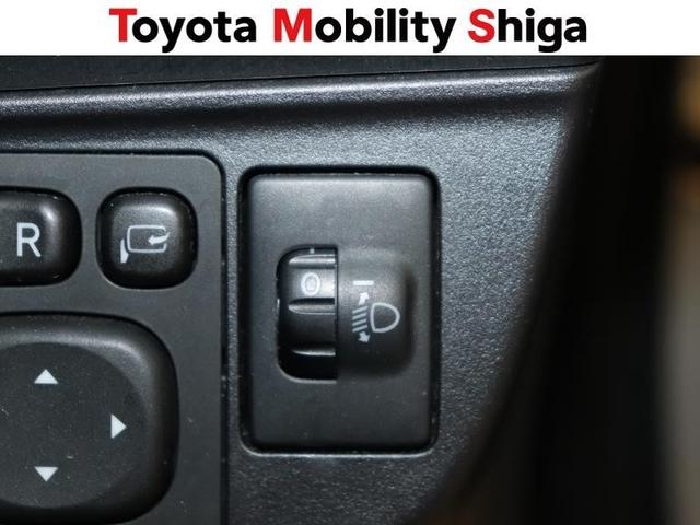 車内からヘッドランプの高さを調整することができるので便利です。