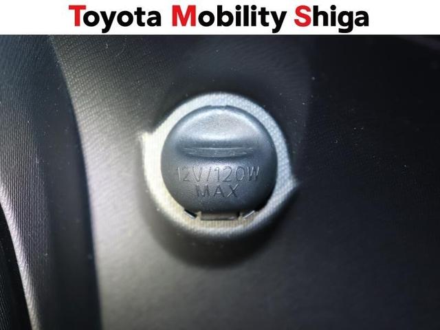 携帯電話の充電やドライブレコ−ダ−の電源引き出しなどに便利なパワ−アウトレットも装備しております。