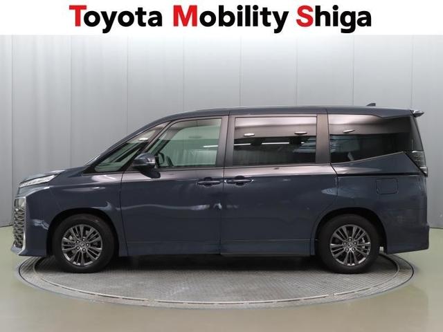 ヴォクシー ハイブリッドＳ－Ｇ　フルセグ　メモリーナビ　ＤＶＤ再生　ミュージックプレイヤー接続可　後席モニター　バックカメラ　衝突被害軽減システム　ＥＴＣ　両側電動スライド　ＬＥＤヘッドランプ　乗車定員７人　３列シート　ワンオーナー（2枚目）