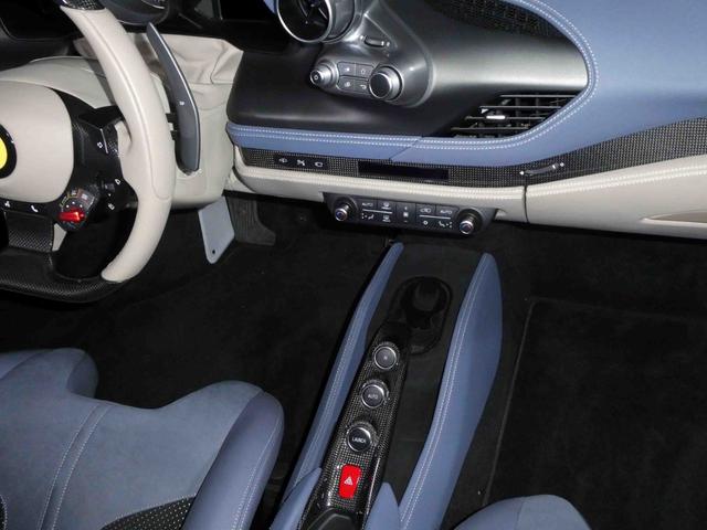 Ｆ８スパイダー ベースグレード　フロントリフト　純正２０ＡＷ　カーボンブレーキ　ブルーキャリパー　フロントカーボンスポイラー　カーボンレーシングシート　プレミアムハイファイシステム（21枚目）