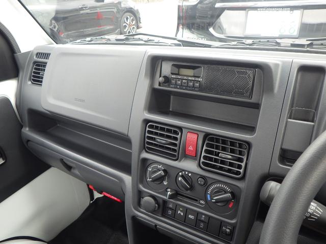 キャリイトラック ＫＣエアコン・パワステ　４ＷＤ　４ＡＴ　ＤＣＢＳ　キーレス　パワーウンドウ　３方開荷台　ＡＭ　ＦＭラジオ　アイドリングストップ　エアコン　パワステ　アングル　間欠ワイパー　両席エアバッグ　ＡＢＳ（10枚目）