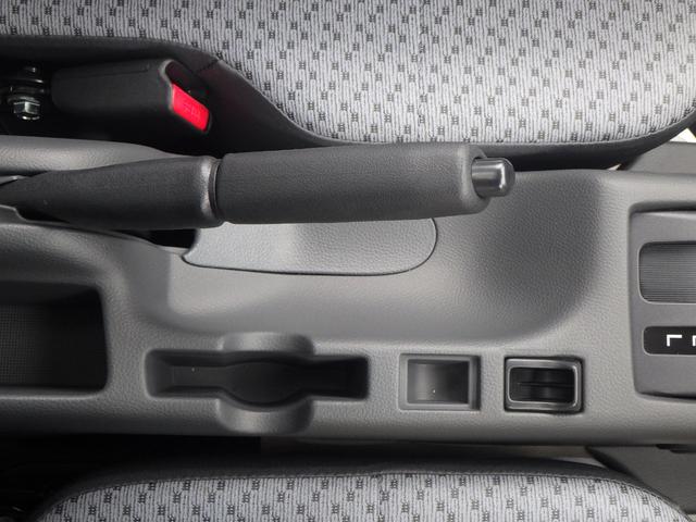 キャリイトラック ＫＣエアコン・パワステ　４ＷＤ　４ＡＴ　ＤＣＢＳ　キーレス　パワーウンドウ　３方開荷台　ＡＭ　ＦＭラジオ　アイドリングストップ　エアコン　パワステ　アングル　間欠ワイパー　両席エアバッグ　ＡＢＳ（15枚目）