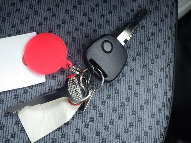 キャリイトラック ＫＣエアコン・パワステ　４ＷＤ　４ＡＴ　ＤＣＢＳ　キーレス　パワーウンドウ　３方開荷台　ＡＭ　ＦＭラジオ　アイドリングストップ　エアコン　パワステ　アングル　間欠ワイパー　両席エアバッグ　ＡＢＳ（17枚目）