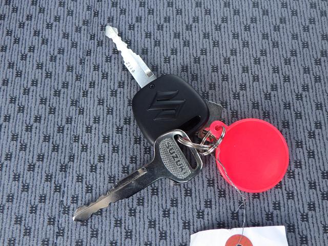 キャリイトラック ＫＣエアコン・パワステ　４ＷＤ　４ＡＴ　ＤＣＢＳ　キーレス　パワーウンドウ　３方開荷台　ＡＭ　ＦＭラジオ　アイドリングストップ　エアコン　パワステ　アングル　間欠ワイパー　両席エアバッグ　ＡＢＳ（19枚目）