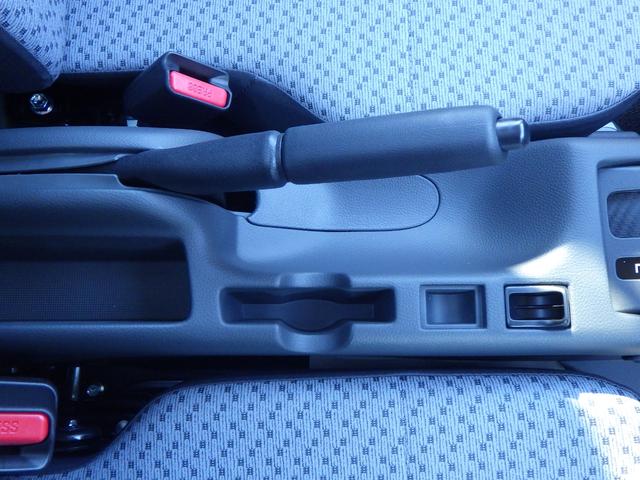 キャリイトラック ＫＣエアコン・パワステ　４ＷＤ　４ＡＴ　ＤＣＢＳ　キーレス　パワーウンドウ　３方開荷台　ＡＭ　ＦＭラジオ　アイドリングストップ　エアコン　パワステ　アングル　間欠ワイパー　両席エアバッグ　ＡＢＳ（28枚目）