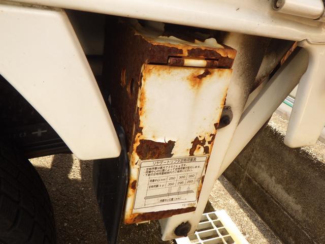 キャリイトラック 　アーム式ゲートリフター　ＡＴ　４ＷＤ　ＣＤデッキ　ＥＴＣ車載器　オートマ　運転席エアバッグ　パワステ　ドライブレコーダー　レベライザー　荷台マット　ゲートプロテクター　作業灯（6枚目）