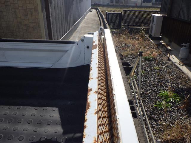 キャリイトラック 　アーム式ゲートリフター　ＡＴ　４ＷＤ　ＣＤデッキ　ＥＴＣ車載器　オートマ　運転席エアバッグ　パワステ　ドライブレコーダー　レベライザー　荷台マット　ゲートプロテクター　作業灯（25枚目）