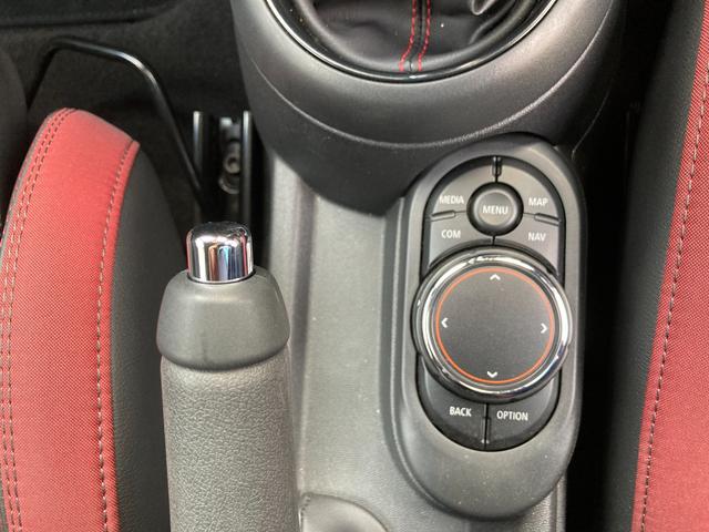 ＭＩＮＩ ジョンクーパーワークス　ジョンクーパーワークス　６速ＭＴ　純正ＨＤＤナビ　リアビューカメラ　シートヒーター　自動防眩ミラー　アダクティブＬＥＤヘッドライト　ヘッドアップディスプレイ　ボンネットストライプ　ＰＤＣ（49枚目）