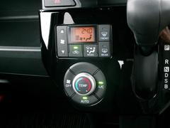 使い勝手の良いオートエアコンを装備しています。オートボタンは、風量・風向きを自動で調整し、より快適な室内空間が保てます。 6