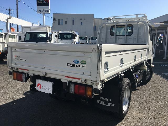 エルフトラック ３ｔ積・平ボディ・６ＭＴ・ＡＥＢＳカメラ付　３ｔ積・平ボディ・６ＭＴ・ＡＥＢＳカメラ・左電格ミラー・坂道発進補助装置・車線逸脱警報装置・アイドリングストップ・ロープ穴４対・ドライブレコーダー（ＳＤ欠）・荷台内寸　Ｌ３１２５　Ｗ１６２２　Ｈ３８１（6枚目）