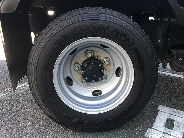 エルフトラック ３ｔ積・平ボディ・６ＭＴ・ＡＥＢＳカメラ付　３ｔ積・平ボディ・６ＭＴ・ＡＥＢＳカメラ・左電格ミラー・坂道発進補助装置・車線逸脱警報装置・アイドリングストップ・ロープ穴４対・ドライブレコーダー（ＳＤ欠）・荷台内寸　Ｌ３１２５　Ｗ１６２２　Ｈ３８１（46枚目）
