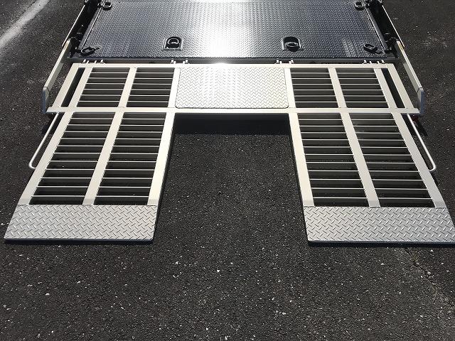 キャンター ＡＴ車・３．１ｔ積・積載車・ラジコン付・ＵＮＩＣ製　３．１ｔ積・ＡＴ車・積載車・衝突軽減ブレーキ・車線逸脱警報装置・左電格ミラー・フォグランプ・ラジコン付・作業灯・ウィンチ・メッキパーツ・キーレス・荷台内寸　Ｌ５７１５　Ｗ２０６０（17枚目）