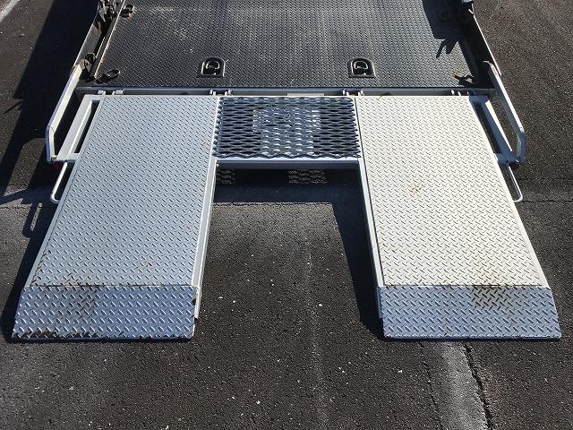 エルフトラック ３ｔ積・電動リアゲート・１オーナー・積載車・６ＭＴ　３ｔ積・積載車・ワンオーナー・６ＭＴ・ＮＥＯ５・電動リアゲート・ラジコン・坂道発進補助装置・社外ナビ、ＴＶ（ＡＶＮ－Ｒ７）左電格ミラー・ＥＴＣ・メッキパーツ・キーレス・荷台内寸　Ｌ５７０３　Ｗ２０６０（16枚目）