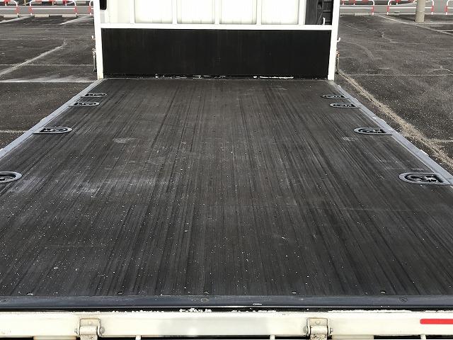 エルフトラック ３ｔ積・セミロング・ワイド・ＡＴ車・平ボディ　・３ｔ積・セミロング・ワイド・ＡＴ車・平ボディ・アイドリングストップ・ＡＳＲ・左電格ミラー・フォグランプ・ＥＴＣ・キーレス・ロープフック＆ロープ穴４対・荷台内寸　Ｌ３５１２　Ｗ１９１９　Ｈ３７６（16枚目）