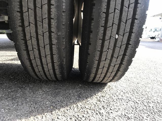 エルフトラック ３ｔ積・セミロング・ワイド・ＡＴ車・平ボディ　・３ｔ積・セミロング・ワイド・ＡＴ車・平ボディ・アイドリングストップ・ＡＳＲ・左電格ミラー・フォグランプ・ＥＴＣ・キーレス・ロープフック＆ロープ穴４対・荷台内寸　Ｌ３５１２　Ｗ１９１９　Ｈ３７６（44枚目）