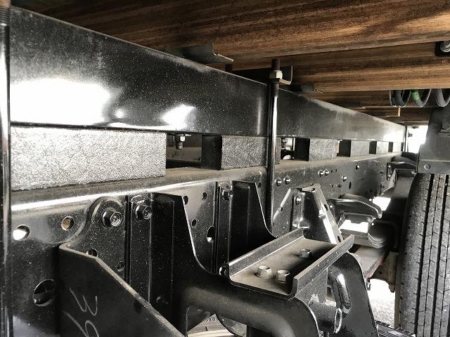 エルフトラック ３ｔ積・セミロング・ワイド・ＡＴ車・平ボディ　・３ｔ積・セミロング・ワイド・ＡＴ車・平ボディ・アイドリングストップ・ＡＳＲ・左電格ミラー・フォグランプ・ＥＴＣ・キーレス・ロープフック＆ロープ穴４対・荷台内寸　Ｌ３５１２　Ｗ１９１９　Ｈ３７６（45枚目）