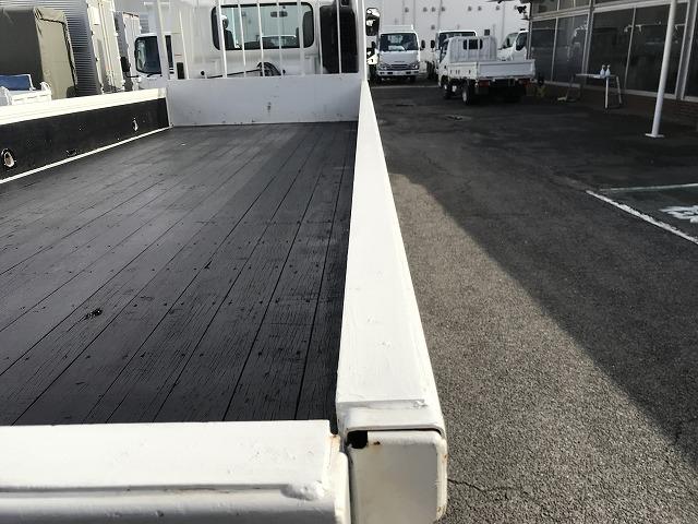 ヒノレンジャー 4t積・6MT・6200平ボディ・アシストゲート 6200ボディ・6MT・4t積・左電格ミラー・ロープ穴4対・ETC・フォグライト・荷台内寸 L6212 W2147 H398・灰皿1つ欠・看板消し跡・キャビン・荷台 キズ、サビ、凹み有り(18枚目)